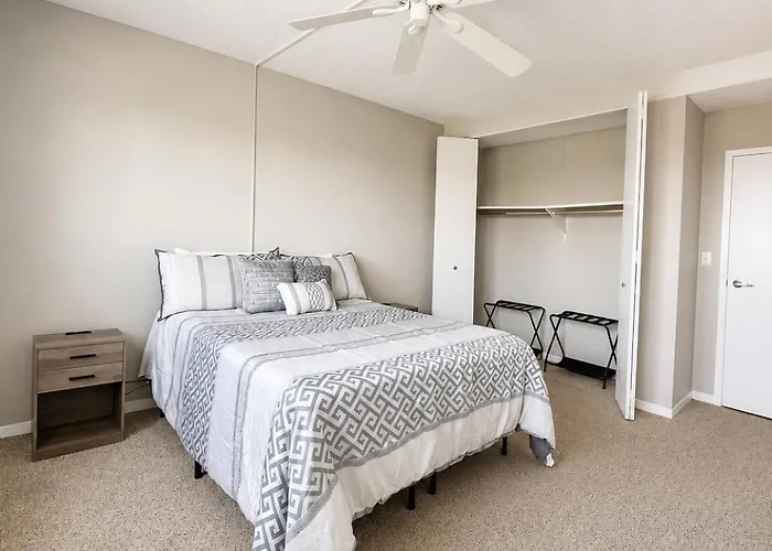 Spacious 1 Bedroom Downtown View Near River Experiences Apartment
